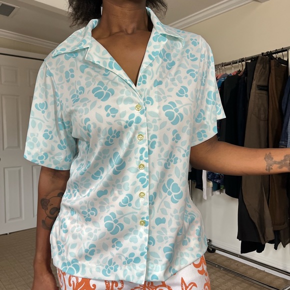 vintage button up. No flaws. Soft and lightweight. Fits like a M/L. - Picture 5 of 6